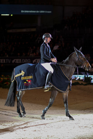 Glückwünsche für das Weltklasse-Paar: Venard de Cerisy ist das Gewinnerpferd. Foto: GEZE GmbH