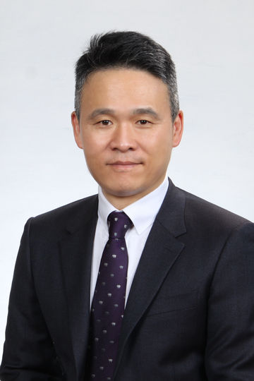 General Manager Yunhuei Hur van GEZE Korea Ltd.