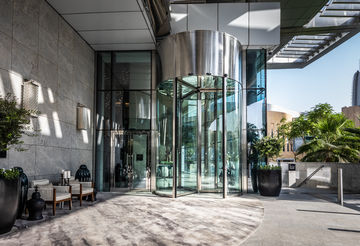 Particularly tall revolving door systems with heavy leaves. Special drive technology for revolving doors from GEZE ensures excellent door control.