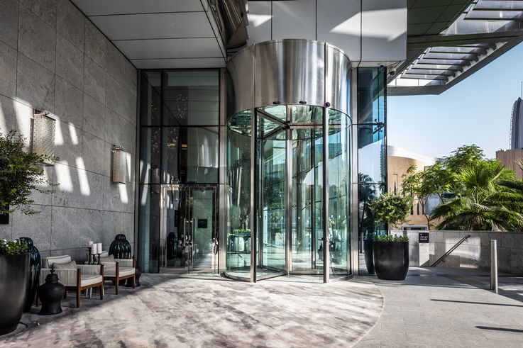 Particularly tall revolving door systems with heavy leaves. Special drive technology for revolving doors from GEZE ensures excellent door control.