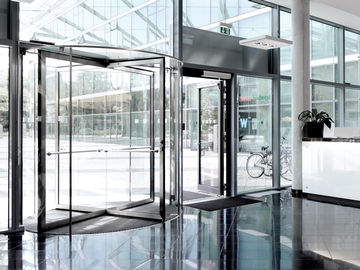 Sistemas de puertas todo vidrio de tres y 4 hojas operables manualmente, puertas interiores y exteriores con una elevada frecuencia de paso.