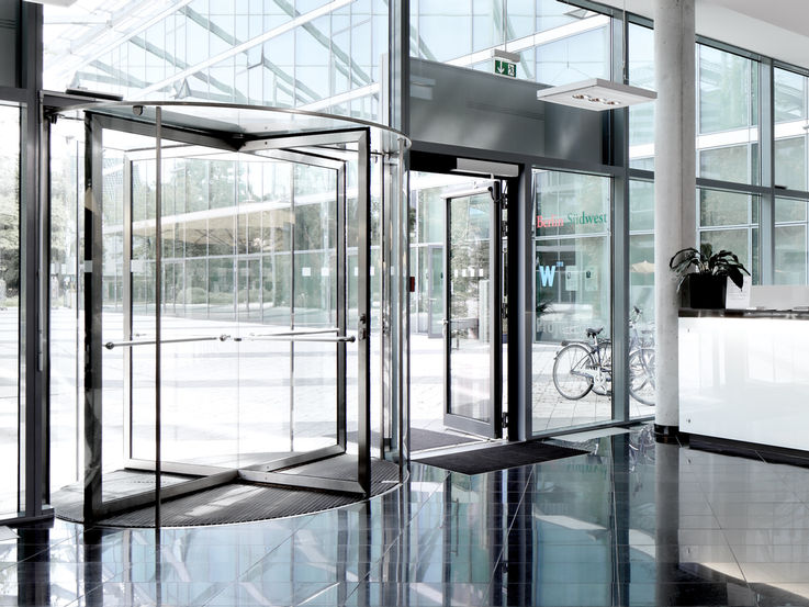 Drei- und vierflügelige Ganzglas-Türsysteme, manuell bedienbar, Innen- und Außentüren mit hoher Begehfrequenz.