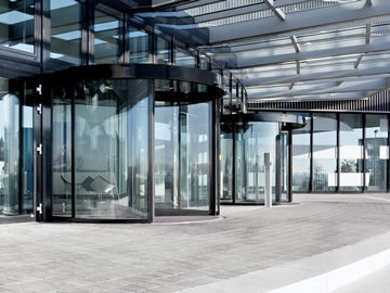 TSA 325 NT BO - Automatic revolving door system for emergency exits with break-out function, this feature allows you to swivel the leaf and side panels in direction of emergency exit. The entrance to the building has plenty of natural light, the glass façades meet the highest design demands. There is an obstacle detection that stops the opening or closing process when an obstacle is noticed by touch.