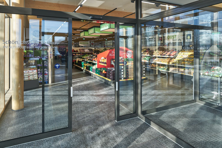 Automatic linear sliding door system for escape and rescue routes