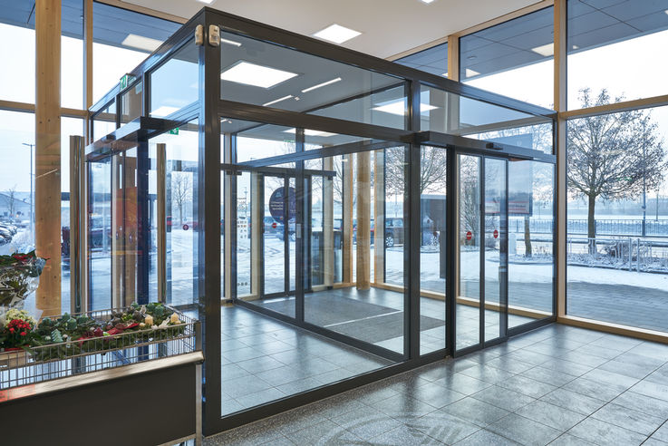 Automatic linear sliding door system for escape and rescue routes