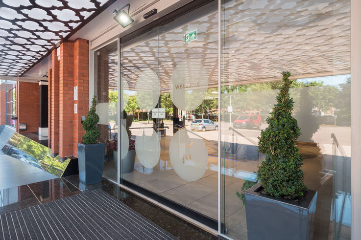 Portes coulissantes, fermes-portes ou systèmes de cloison en verre - GEZE fait du Novotel à l'aéroport d'Heathrow le nouveau fleuron du Nine Group.