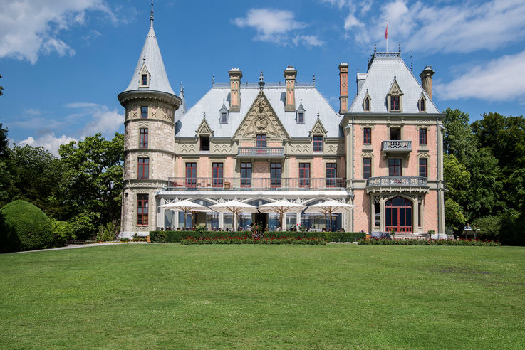 Porte e finestre, sistemi di sicurezza e Building Automation di GEZE per il Castello di Schadau a Thun