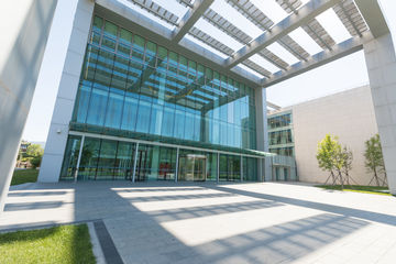Das Bürogebäude mit einer Bruttogeschossfläche von 391.051 m² hat das international anerkannte Nachhaltigkeitssiegel LEED erhalten.