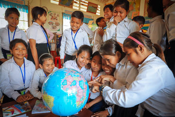 Plan International ist seit 2002 in Kambodscha tätig und hilft armen Kindern, ihr Recht auf Bildung wahrzunehmen. Eine unserer wichtigsten Prioritäten ist es, die Abschlussquoten in der Grundschule zu erhöhen, was jedoch angesichts der schlechten Ausstattung vieler Schulen und der unzureichenden Ausbildung der Lehrer eine Herausforderung darstellt. Wir arbeiten mit dem Bildungsministerium zusammen, um die Lehrerausbildung zu verbessern, und durch Lerngruppen und Nachhilfekurse fördern wir die Fähigkeiten gefährdeter Schüler, damit sie in der Schule bleiben können. Außerdem unterstützen wir besonders arme Familien, um ihren Kindern den Schulbesuch zu ermöglichen, indem wir ihnen über unser Stipendienprogramm finanzielle Hilfe gewähren.