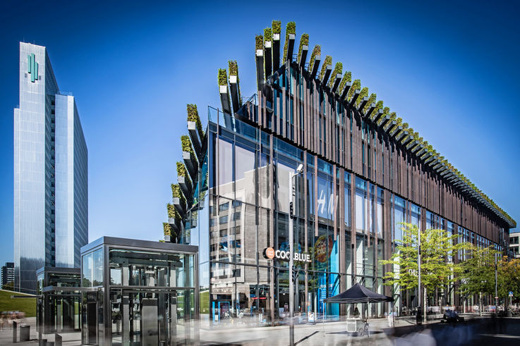 El Kö-Bogen II, con la fachada verde más grande de Europa, y la Dreischeibenhaus son impresionantes lugares emblemáticos en el centro urbano de Düsseldorf.