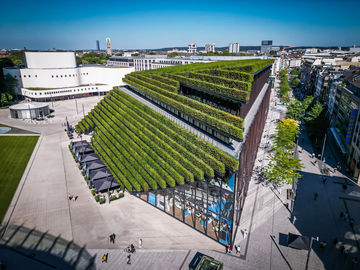 Der KÖ-Bogen II mit Europas größter Grünfassade und das Schauspielhaus sind beeindruckende Landmarken in der Düsseldorfer Innenstadt.