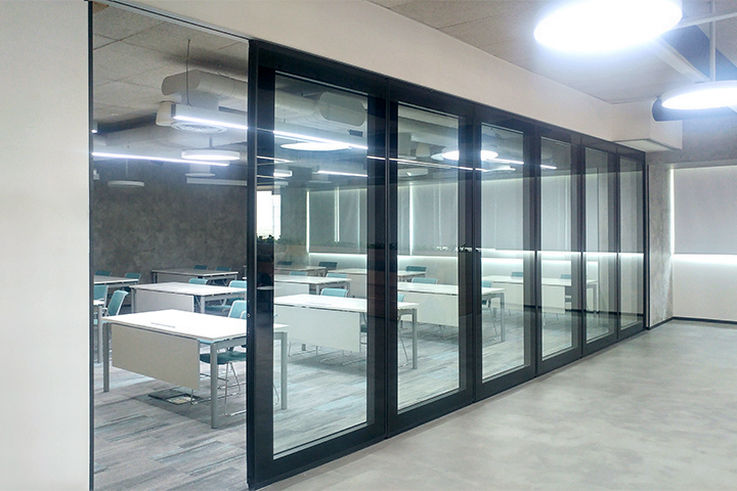 Acoustic partition walls - Mobile acoustic partition wall systems offer intelligent room management and countless design possibilities in buildings. Thanks to their good noise insulation properties, individually usable rooms are created.