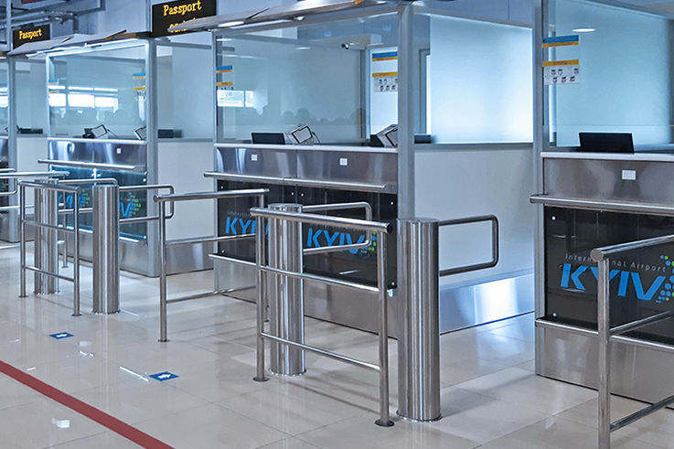 SG range - Turnstiles with swing gates - Simple and practical, these manual or motorised single-action doors regulate access control. Thanks to their design, they allow comfortable and accessible passage.