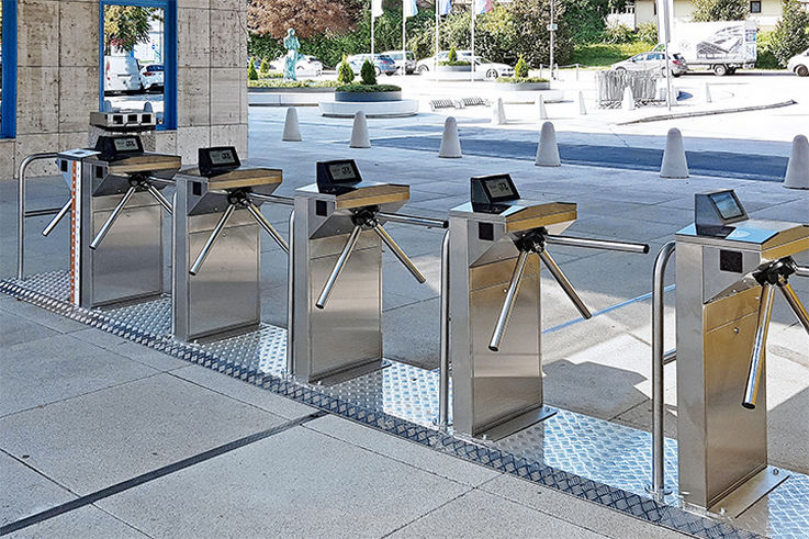 TT range - Turnstiles with tripod arms - Entry and exit regulation with turnstiles are a common form of access control. The TT series can be used in both outdoor and inner areas. Their robust stainless steel rotating arms only open for authorised persons.