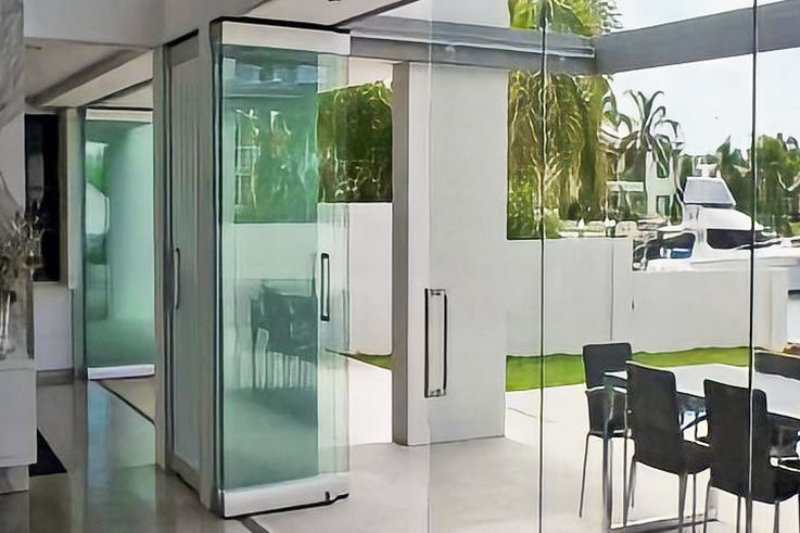 GEZE Slifold Transglass - ये मैनुअल ऑल-ग्लास पार्टीशन वाल सिस्टम अधिकतम 3.5 m तक की पैनल ऊंचाई के साथ बनाए जा सकते हैं। इन प्रणालियों में इस्तेमाल किया जाने वाला ग्लास टेम्पर्ड सेफ्टी ग्लास से बनता है। पैनल की मोटाई 30 mm होती है।