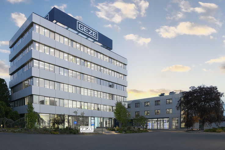  - Verwaltungsgebäude 1 und 2 im Sonnenaufgang.