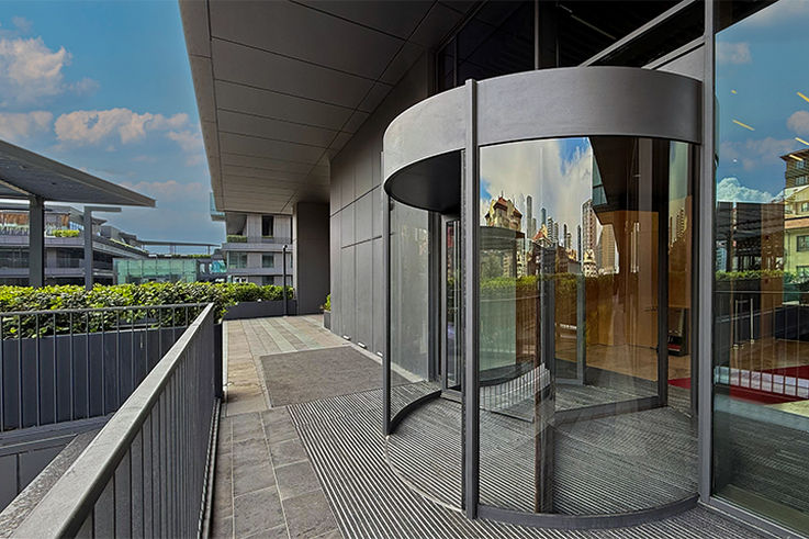 Revo.PURE manuale - Questo sistema di porta girevole viene utilizzato per porte con diametro inferiore a 3800 mm. Dotato di una tecnologia di automazione all'avanguardia, può essere configurato in modo flessibile e funziona in modo efficiente dal punto di vista energetico e rispettoso delle risorse.