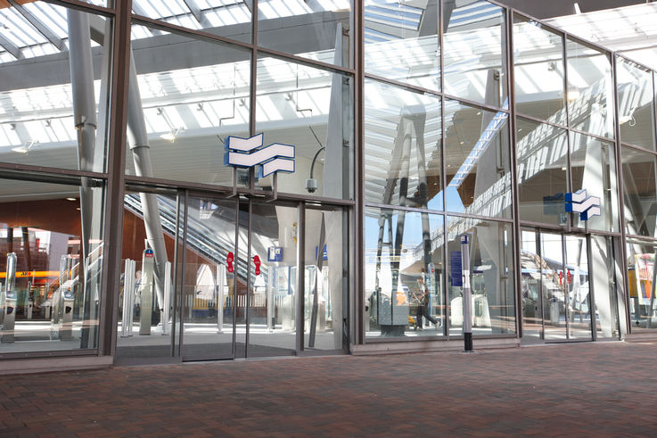 Porte en verre automatique aménagée dans la Bijlmer Arena, Amsterdam