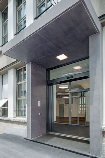 Teleskopdør i indgangen til Zürich Business School. Foto: Lorenz Frey for GEZE GmbH
