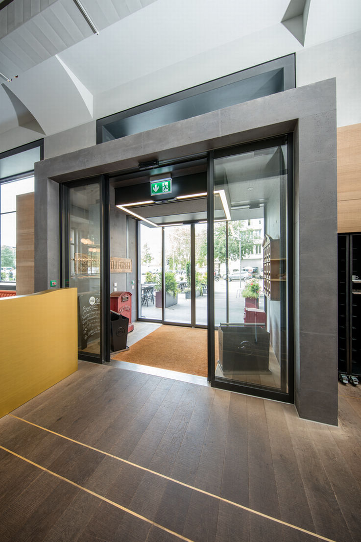 Szélfogó bejárat a Piu étterembe, belülről. Fénykép: Lorenz Frey a GEZE GmbH megbízásából