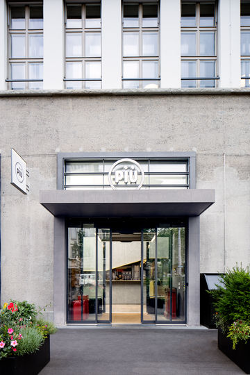 Entrata paravento nel ristorante Piu, veduta dall'esterno. Immagine: Lorenz Frey per GEZE GmbH