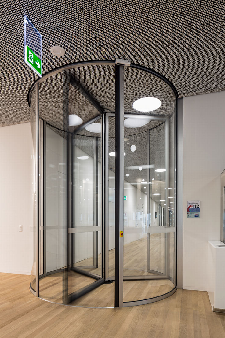 Portes tournantes en verre : une grande transparence et un bon climat dans la cafétéria. Photo : GEZE GmbH