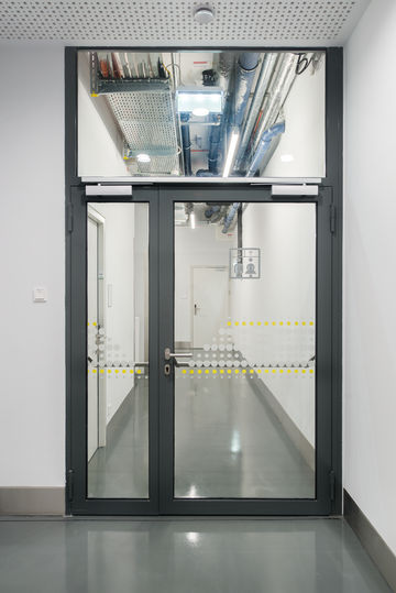 GEZE kapı hidroliği teknolojisine sahip serbest salınımlı ve konforlu sabitleme fonksiyonlu yangından koruma kapıları. Fotoğraf: GEZE GmbH adına Sigrid Rauchdobler