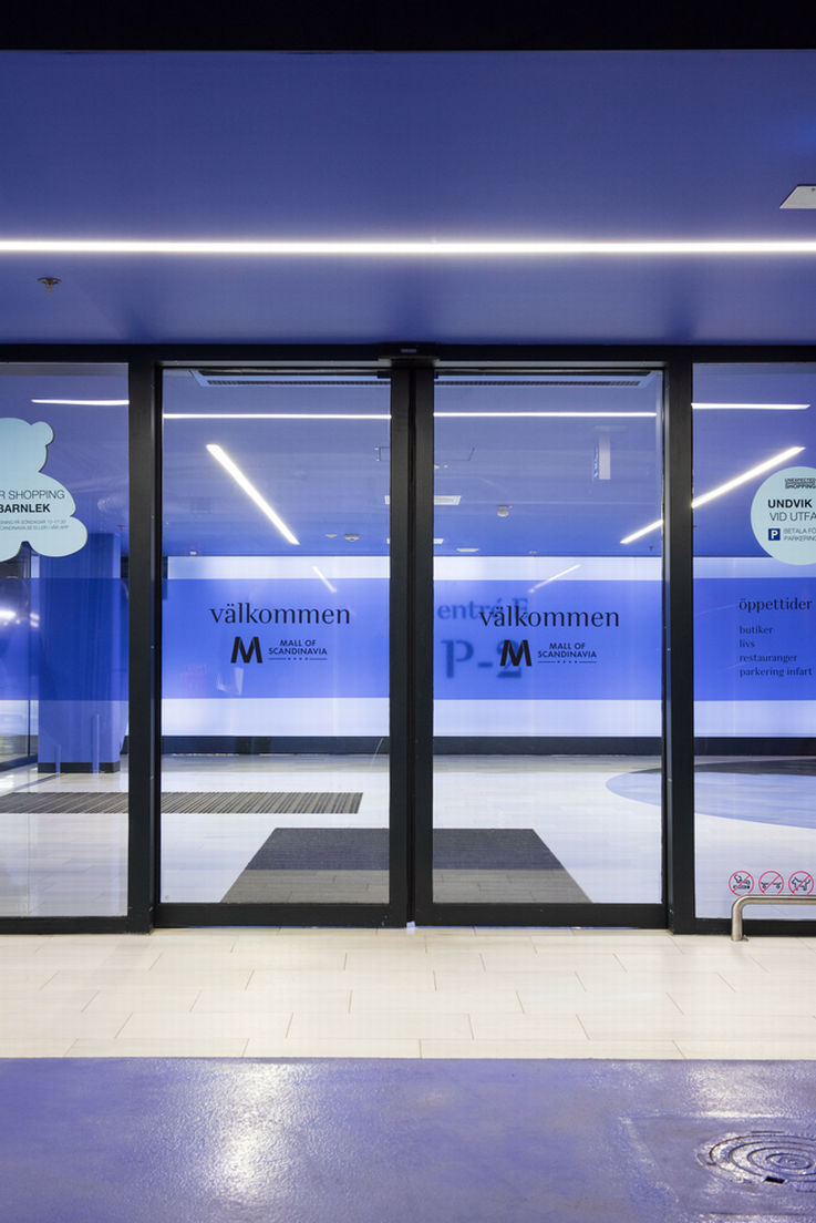 Glasschiebetürsystem im Zugang zu den Parkdecks der Mall of Scandinavia.