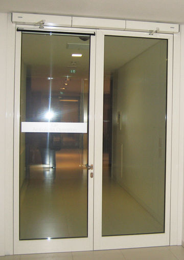 Wejście na obszar chirurgii ambulatoryjnej: dwuskrzydłowe automatyczne szklane drzwi rozwierane w wersji przeciwpożarowej i dymoszczelnej