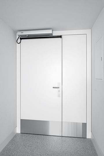 The fully automatic drive proves its strength and opens even large, heavy doors with leaf weights of up to 600 kg with a door width of 930 mm reliably and safely. 