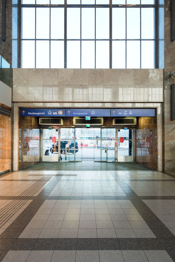 Inngangsdører til togstasjonen Wien vest med GEZE-dørsystemer. Bilde: Sigrid Rauchdobler for GEZE GmbH