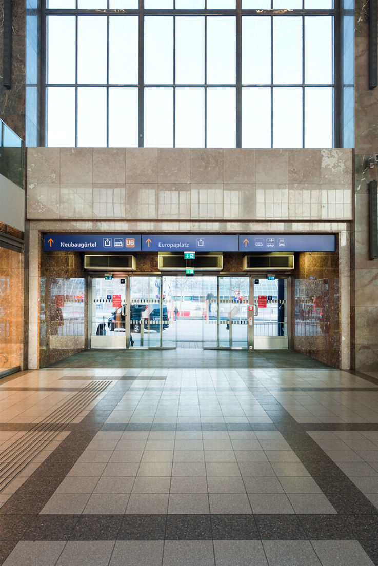 Vienna West tren istasyonundaki GEZE kapı sistemlerinin giriş kapıları. Fotoğraf: GEZE GmbH adına Sigrid Rauchdobler
