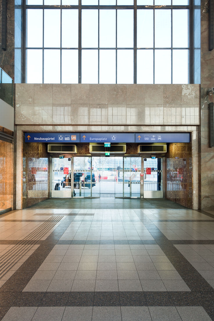 Ingangsdeuren van het treinstation Wenen-West met GEZE-deursystemen. Foto: Sigrid Rauchdobler voor GEZE GmbH