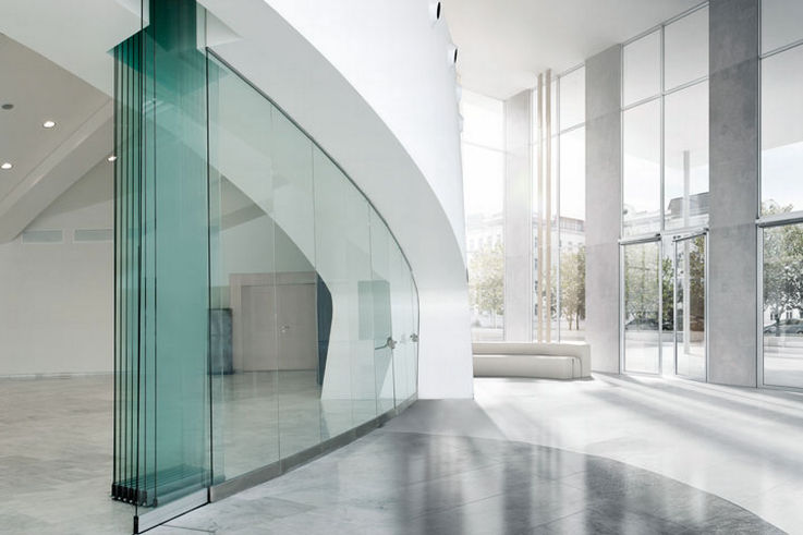 Bevegelige glasskillevegger - Manuelle foldeveggsystemer gir deg "bevegelig fleksibilitet" i romsepareringen. Glassskilleveggene åpnes ved at glasselementene skyves sammen og plasseres elegant på siden.