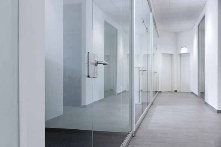 Faste glasskillevegger - Fast romseparering med glasskillevegger som gjør rommene transparente. Den modulære konstruksjonen gjør at de kan realiseres med forskjellige funksjoner og elementer, som f.eks. glassdører.