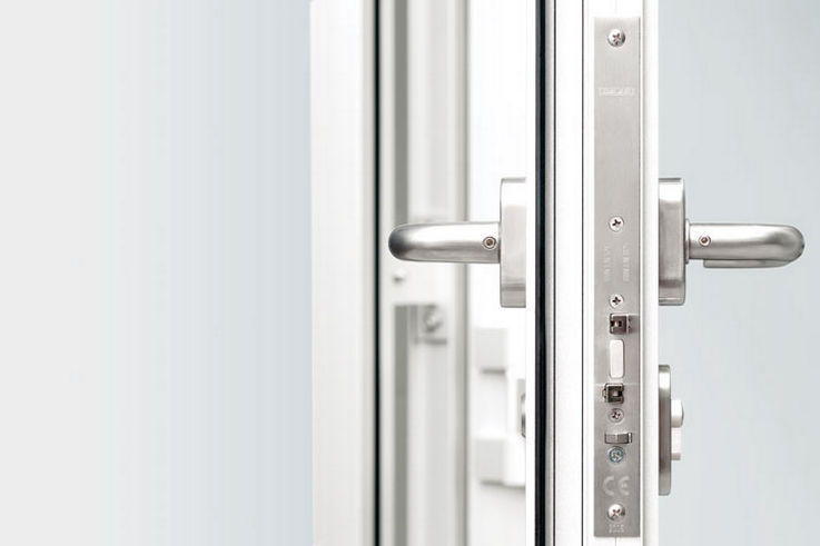 Self-locking panic locks - Self-locking panic locks offer you the quick opening of doors in an emergency, controlled access and burglar resistance. A wide variety of stipulations can be fulfilled for ensuring building safety.