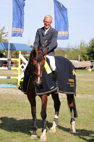 Elegante speciale prijs: de GEZE paardendeken voor de winnende merrie Quintessenz.