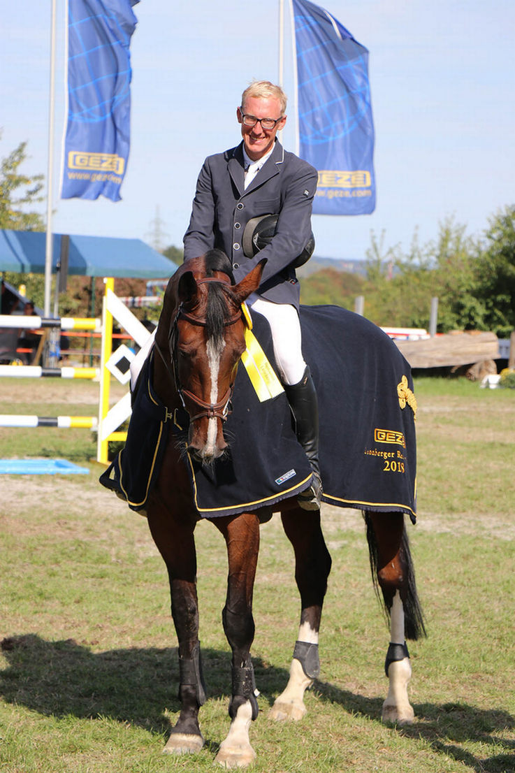 Un prix spécial de grande élégance : la couverture de cheval GEZE pour la jument gagnante Quintessenz.