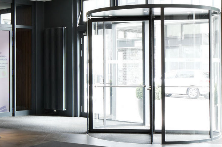 TSA 325 NT - Quiet, elegant and easily accessible – these properties make the TSA 325 NT manual revolving door system predestined for installation in façades with the highest design requirement.
