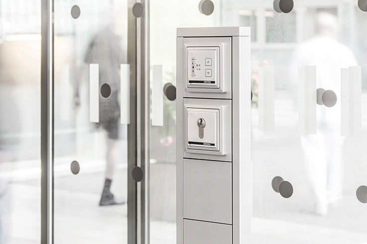 Programme switches and key switches - Adjust the desired mode of operation on automatic doors depending on requirements, the time of day or weather conditions. For escape and rescue routes, an authorised change of the mode of operation is needed for each door system.